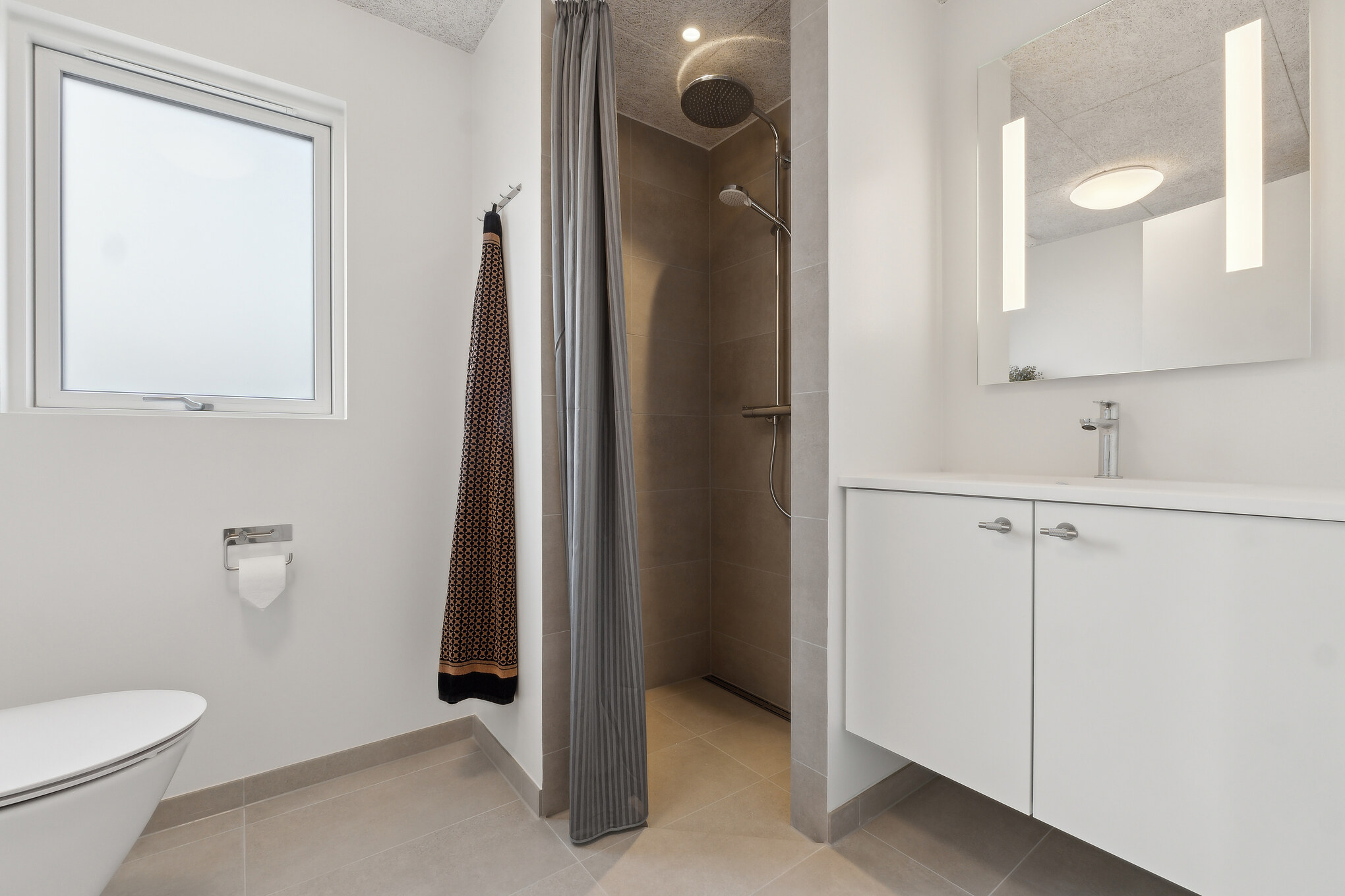 Im Luxusferienhaus Nr. 665 für 14 Personen gibt es Bad mit Dusche.