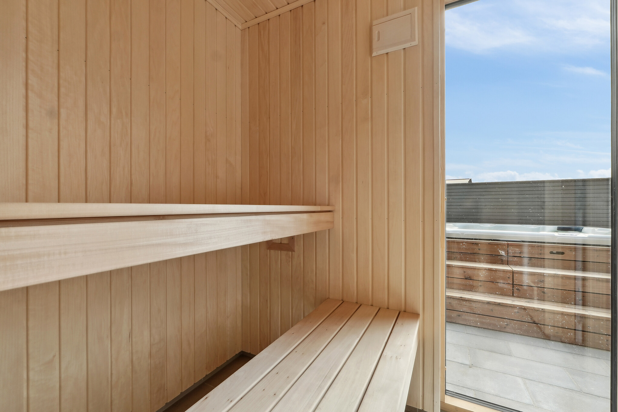 Genießen Sie die heiße Sauna im Luxusferienhaus Nr. 665 für 14 Personen