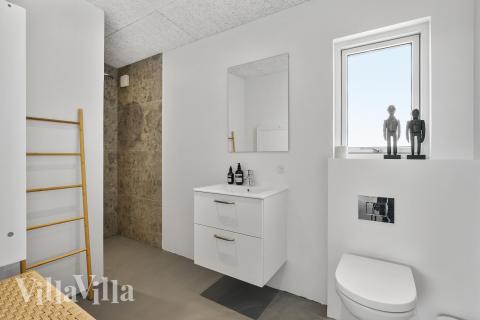 Eines der Badezimmer im Luxusferienhaus Nr. 687