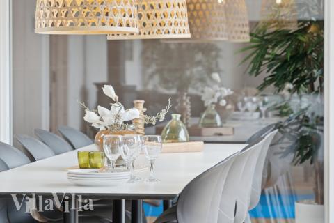 Der große, lichtdurchflutete Aufenthaltsraum im Luxusferienhaus Nr. 648 für 14.