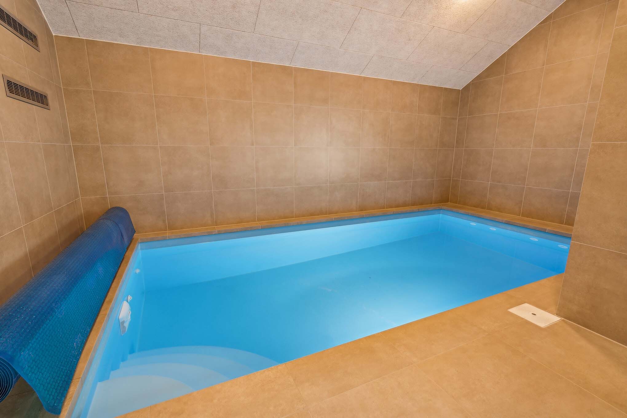 Das Ferienhaus 648 hat einen schicken Poolbereich mit Wasserrutsche, einem geräumigen, eingelassenen Whirlpool und einer Sauna.