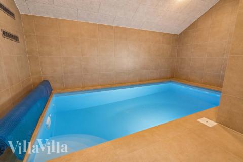 Das Ferienhaus 648 hat einen schicken Poolbereich mit Wasserrutsche, einem geräumigen, eingelassenen Whirlpool und einer Sauna.