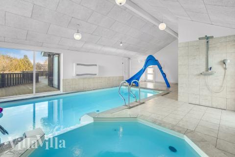 Das Ferienhaus 602 hat einen schicken Poolbereich mit Wasserrutsche, einem geräumigen, eingelassenen Whirlpool und einer Sauna.