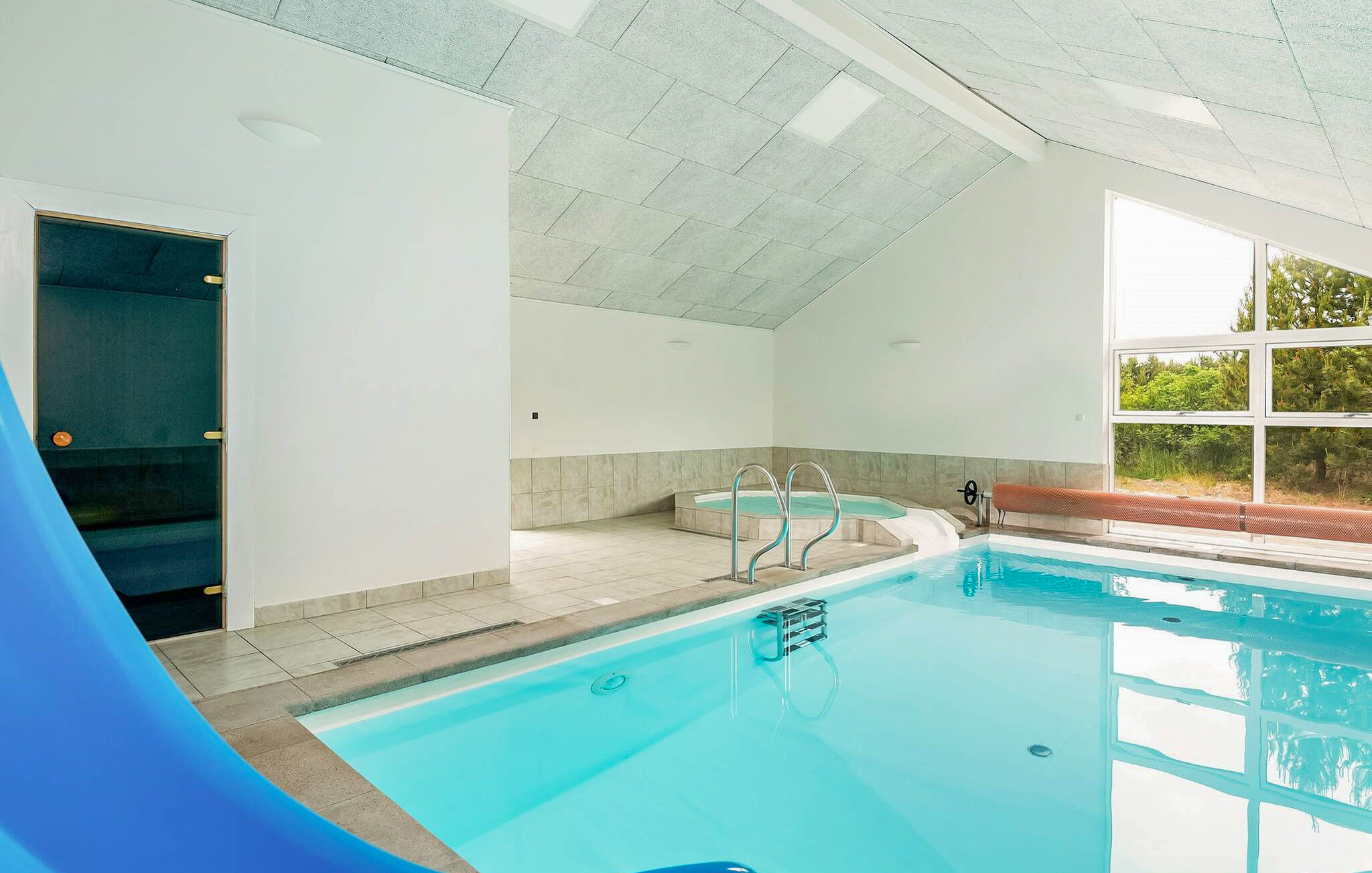 Hüpft im Luxusferienhaus Nr. 602 in Nordjütland in den Pool.
