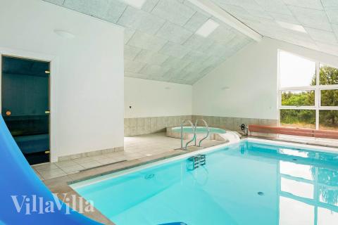 Hüpft im Luxusferienhaus Nr. 602 in Nordjütland in den Pool.