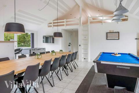 Der große, lichtdurchflutete Aufenthaltsraum im Luxusferienhaus Nr. 602 für 26.