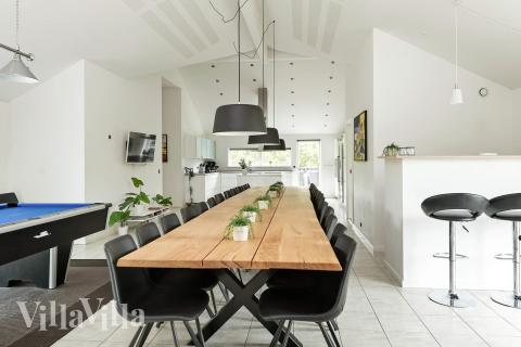 Aufenthaltsraum mit Platz für 26 im Luxusferienhaus Nr. 602.