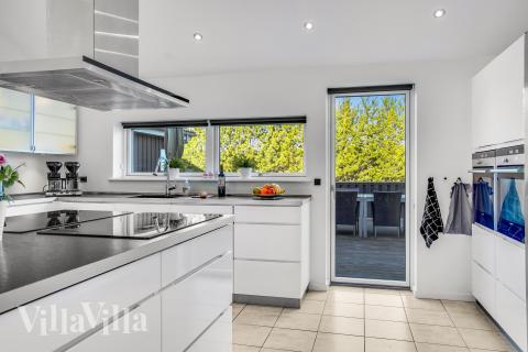 Die Küche in dem Luxusferienhaus Nr. 602 ist so gut ausgestattet, dass man problemlos Mahlzeiten für 26 Personen zubereiten kann.