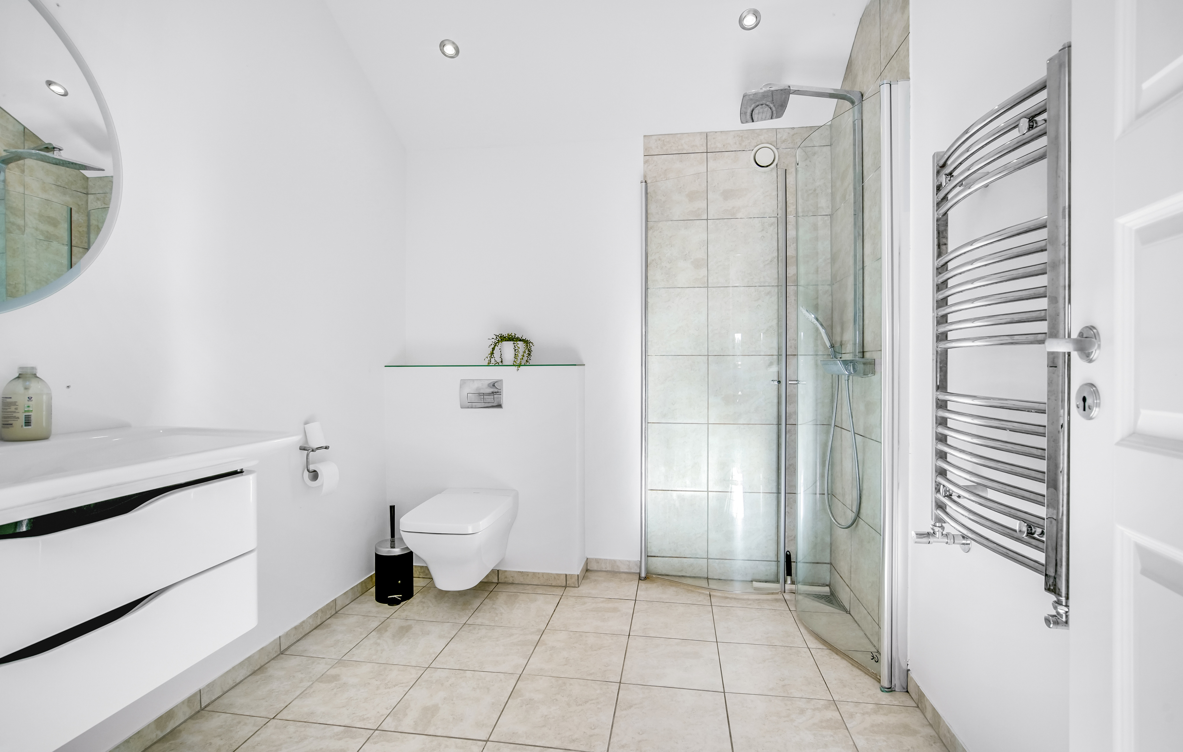 Eines der Badezimmer im Luxusferienhaus Nr. 602