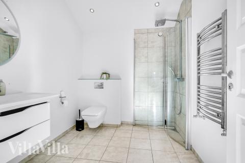 Eines der Badezimmer im Luxusferienhaus Nr. 602