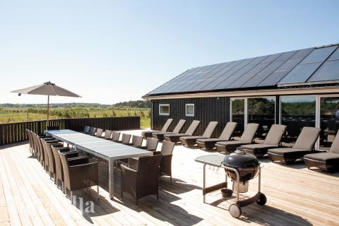 Genießen Sie einen Grillabend auf der Terrasse des Luxusferienhauses Nr. 602 in Nordjütland
