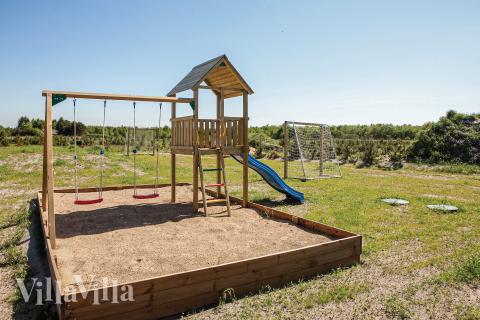 Zu dem attraktiven Ferienhaus Nr. 602 in Nordjütland gehört auch ein tolles Angebot im Außenbereich, z. B. Spieleturm und Schaukeln