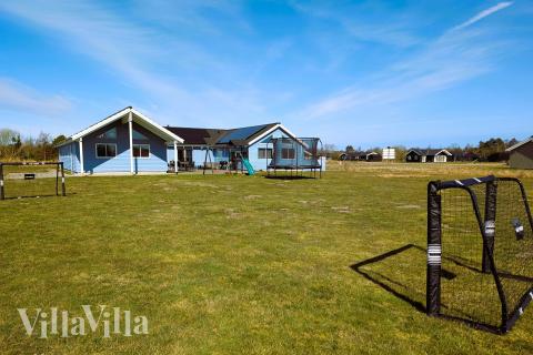 Zu dem attraktiven Ferienhaus Nr. 343 in Lolland/Falster/Mön gehört auch ein tolles Angebot im Außenbereich, z. B. Spieleturm und Schaukeln