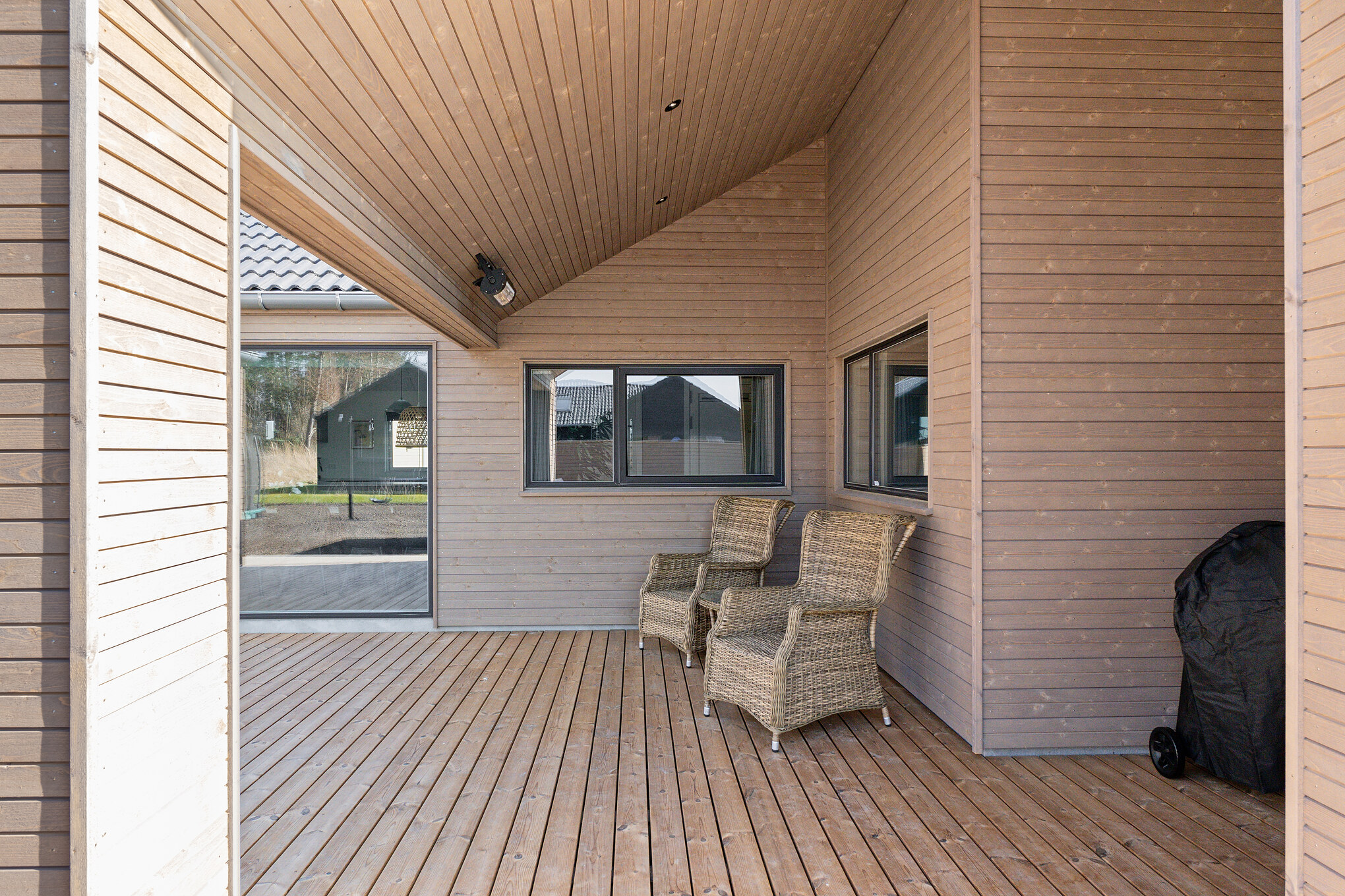 Auf der Terrasse des Ferienhauses Nr. 648 ist Platz für 14 Personen.