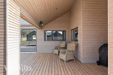 Auf der Terrasse des Ferienhauses Nr. 648 ist Platz für 14 Personen.