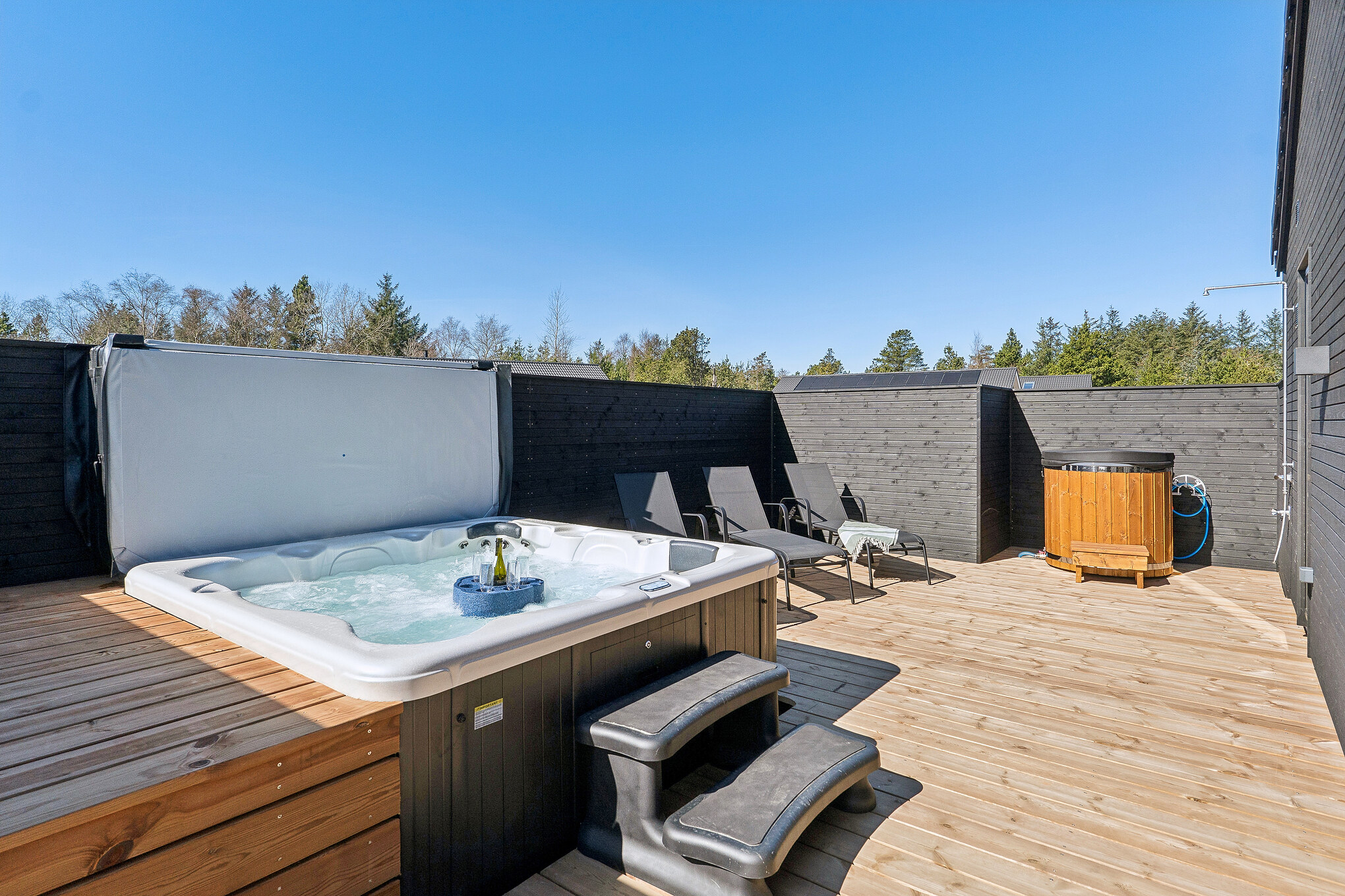 Genießen Sie den warmen Whirlpool im Luxusferienhaus Nr. 666 in Westjütland