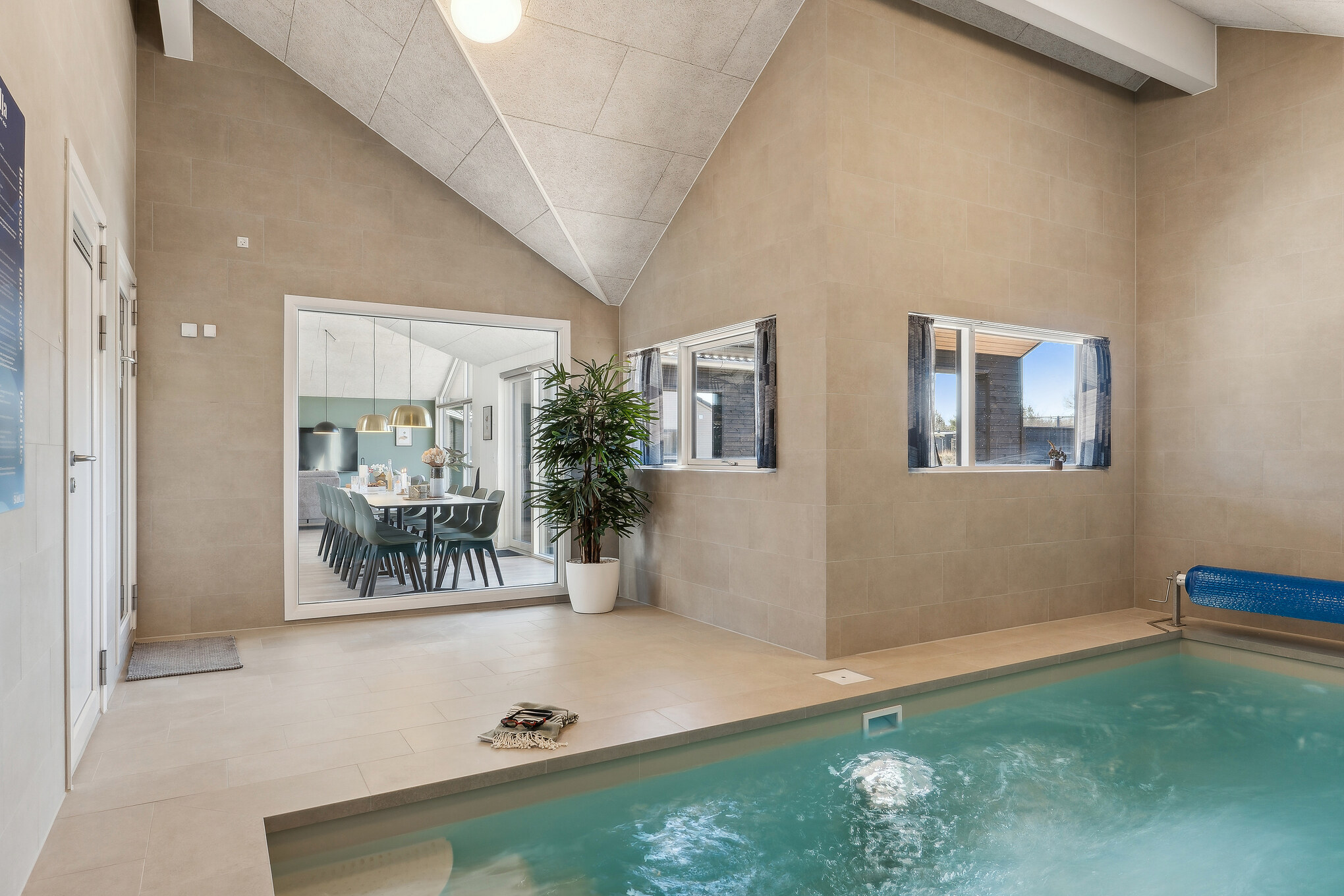 Das Ferienhaus 666 hat einen schicken Poolbereich mit Wasserrutsche, einem geräumigen, eingelassenen Whirlpool und einer Sauna.