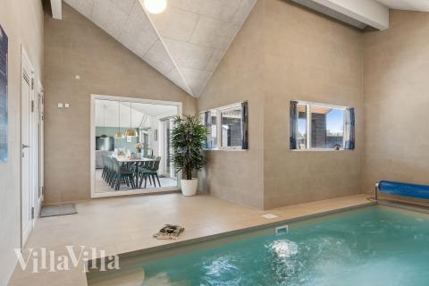 Das Ferienhaus 666 hat einen schicken Poolbereich mit Wasserrutsche, einem geräumigen, eingelassenen Whirlpool und einer Sauna.