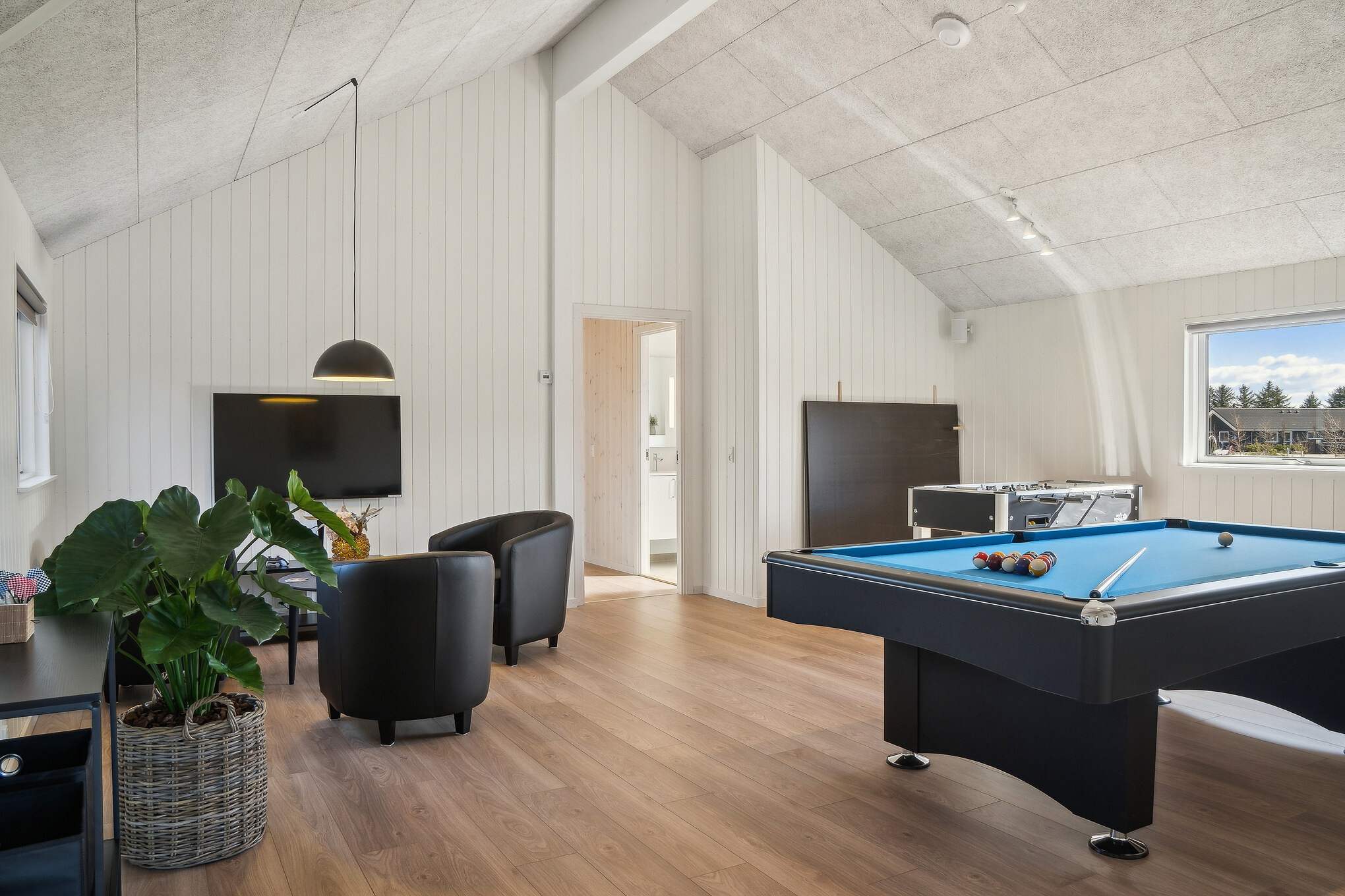 Neben den vielen schönen Stunden, die man im Poolbereich des Hauses verbringen kann, bietet das Luxusferienhaus 666 auch Spielevergnügen bei Billard/Tischtennis und Darts