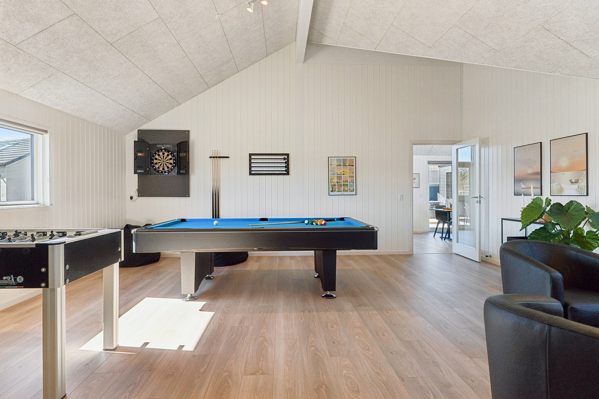 Das Luxusferienhaus 666 für 14 Personen hat einen großen Aktivitätsraum mit u. a. Billard und Darts