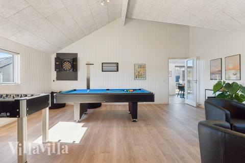 Das Luxusferienhaus 666 für 14 Personen hat einen großen Aktivitätsraum mit u. a. Billard und Darts