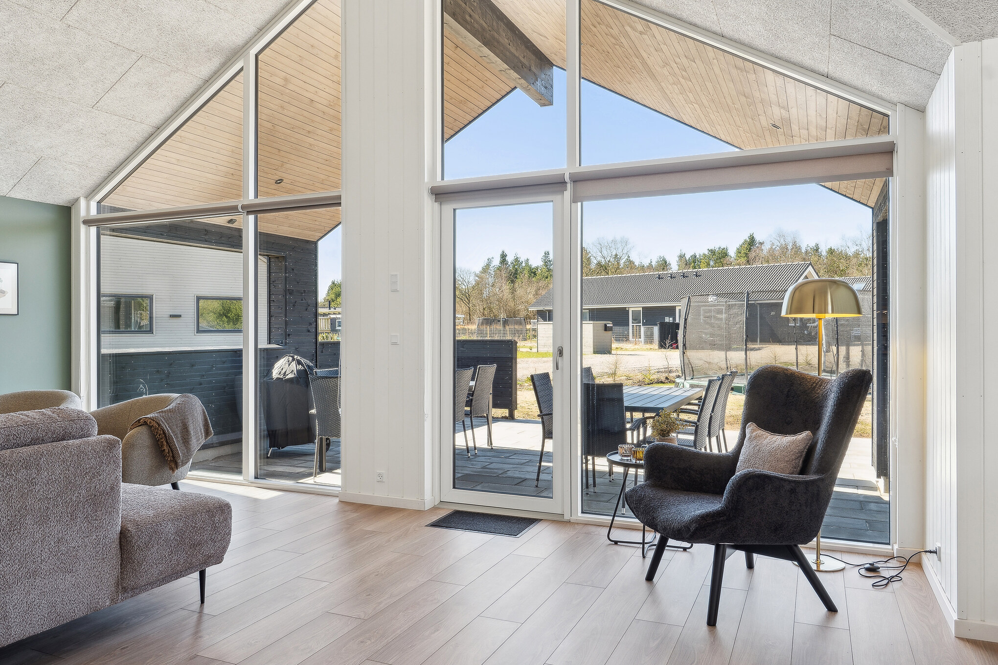 Die Couch im Luxusferienhaus Nr. 666 in Westjütland lädt zu Gesellschaftsspielen oder zu Kinoabenden ein.
