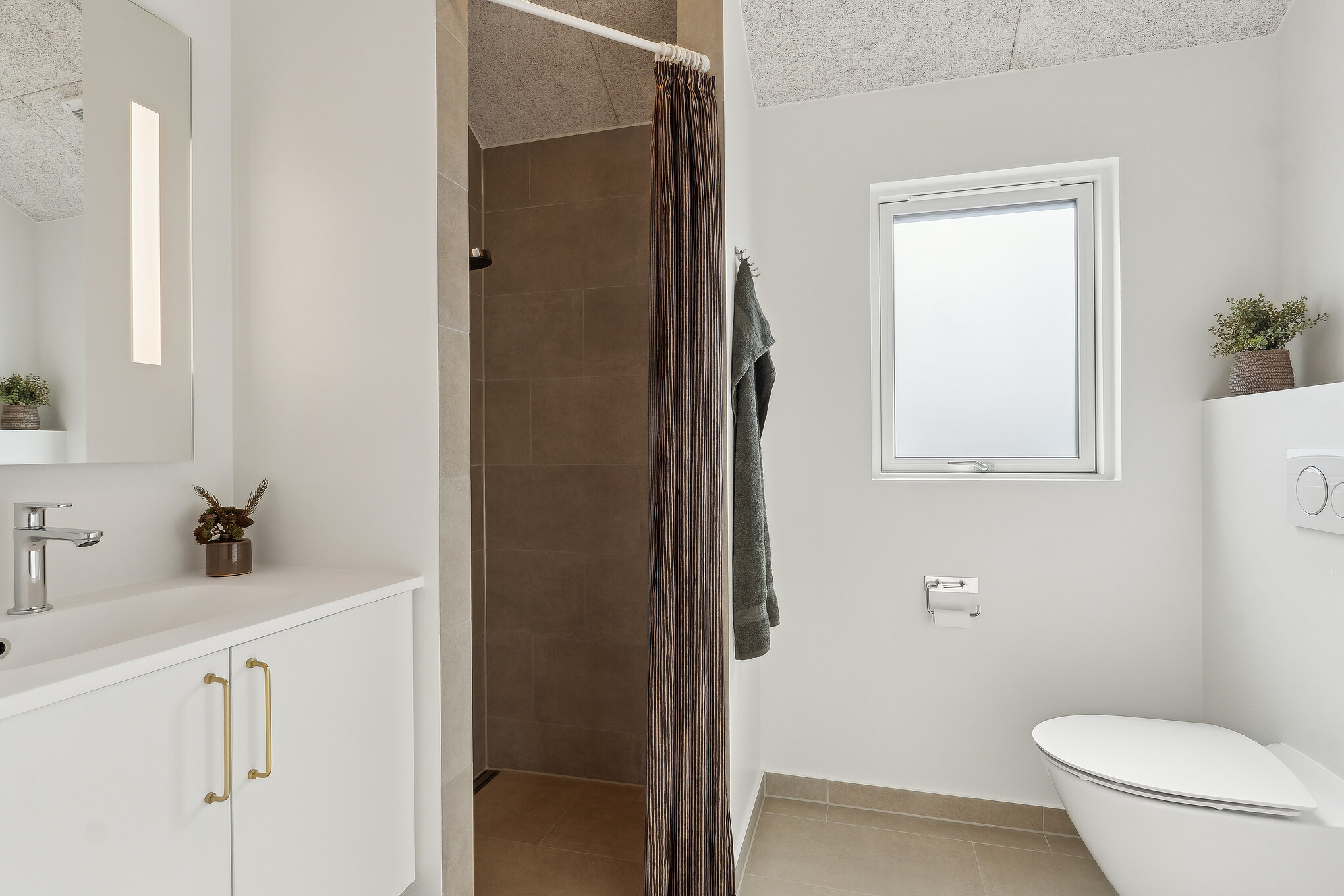 Eines der Badezimmer im Luxusferienhaus Nr. 666