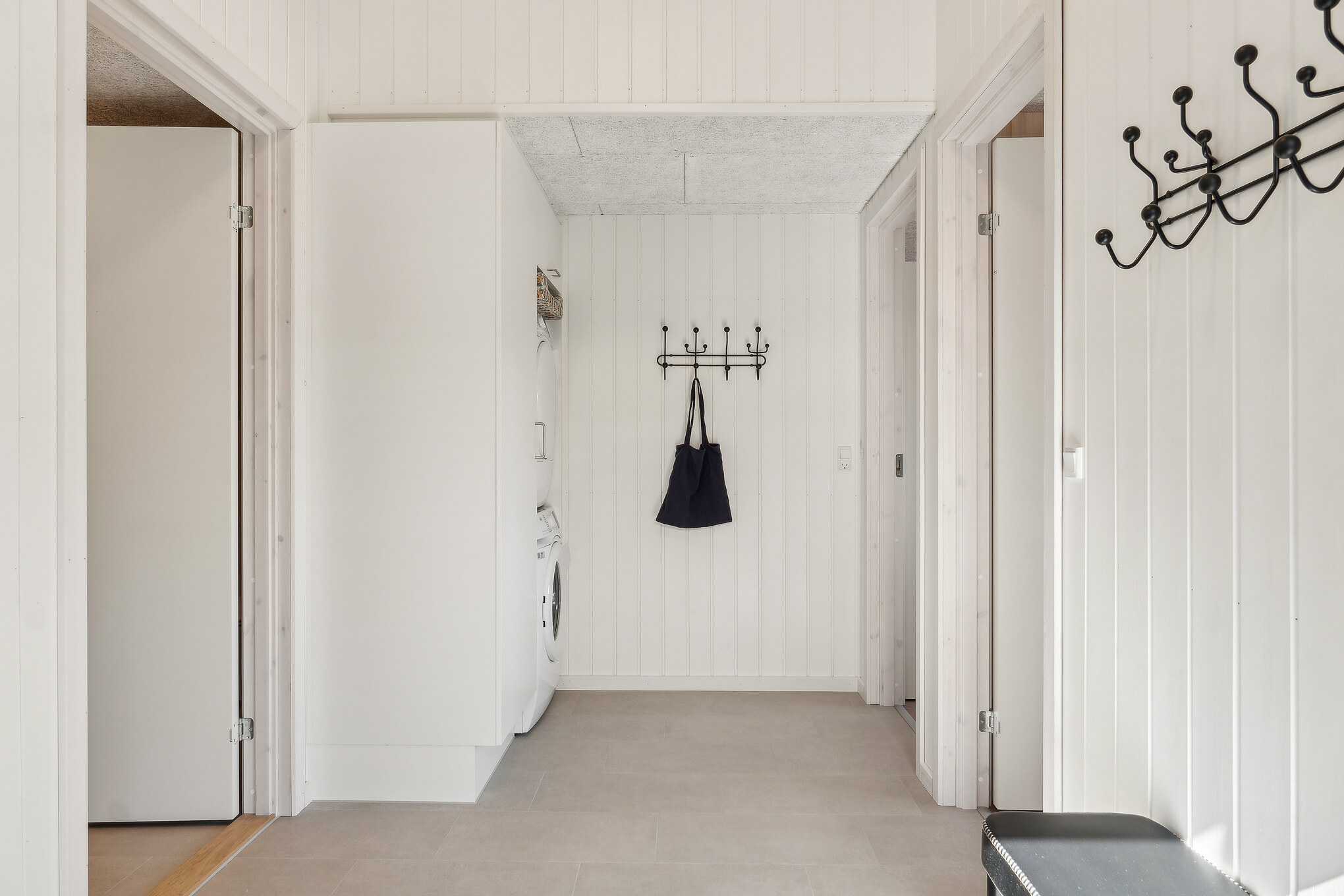 Der geräumige Eingangsbereich im Luxusferienhaus Nr. 666 in Westjütland