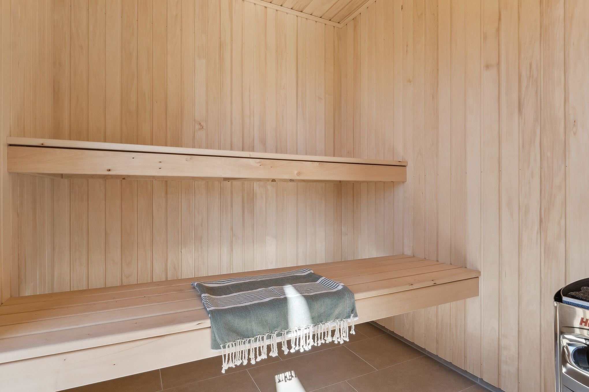 Genießen Sie die heiße Sauna im Luxusferienhaus Nr. 666 für 14 Personen