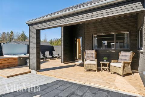 Das Luxusferienhaus Nr. 666 hat eine tolle Terrasse, die mit hochwertigen Gartenmöbeln für 14 Personen ausgestattet ist.