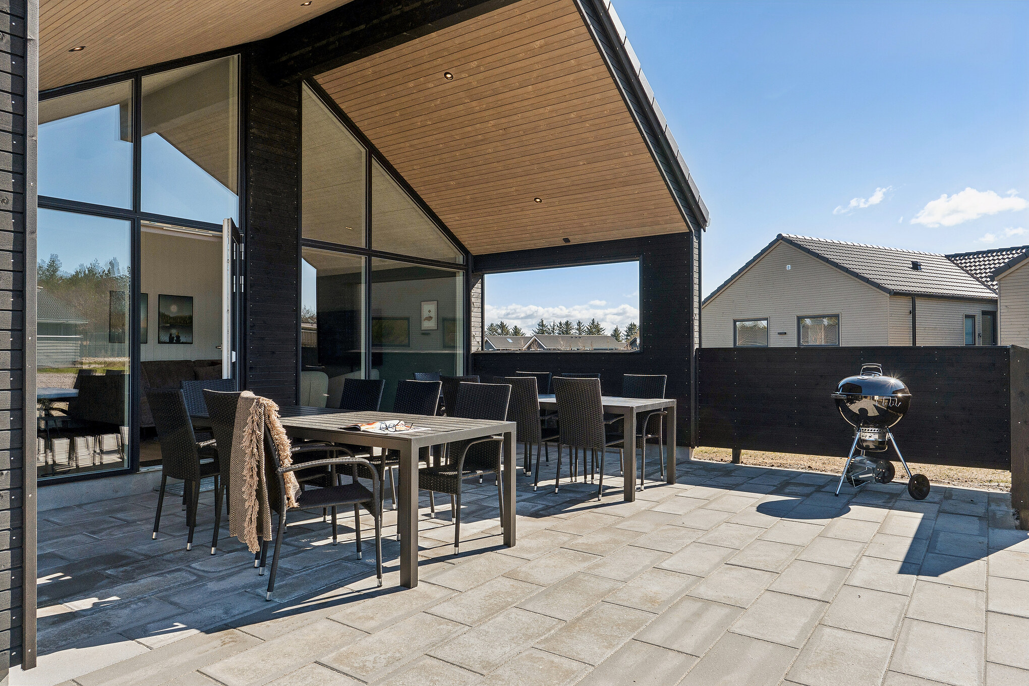 Genießen Sie einen Grillabend auf der Terrasse des Luxusferienhauses Nr. 666 in Westjütland