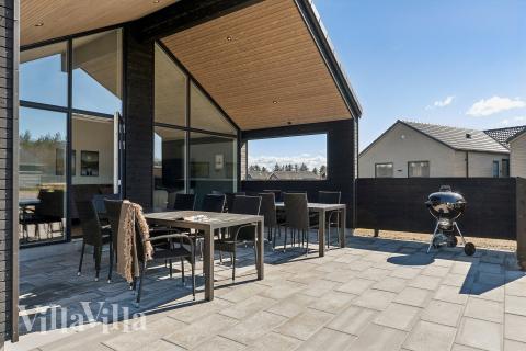 Genießen Sie einen Grillabend auf der Terrasse des Luxusferienhauses Nr. 666 in Westjütland