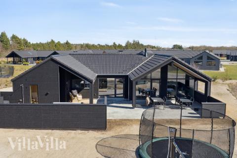 Dieses schöne Poolhaus Nr. 666 mit Platz für 14 Personen liegt in Westjütland