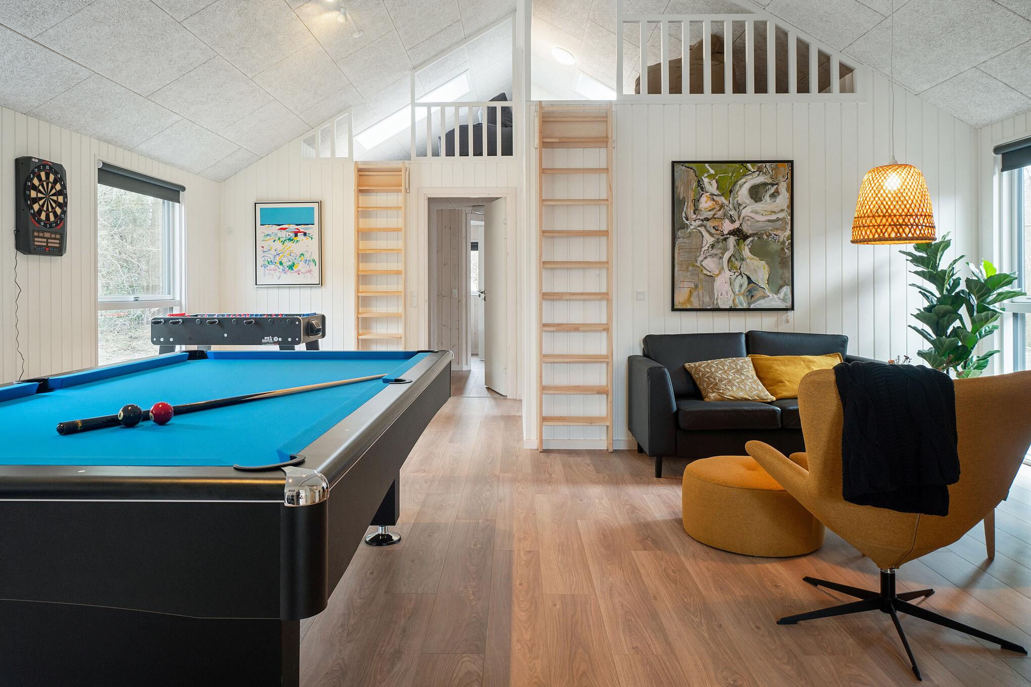 Neben den vielen schönen Stunden, die man im Poolbereich des Hauses verbringen kann, bietet das Luxusferienhaus 622 auch Spielevergnügen bei Billard/Tischtennis und Darts