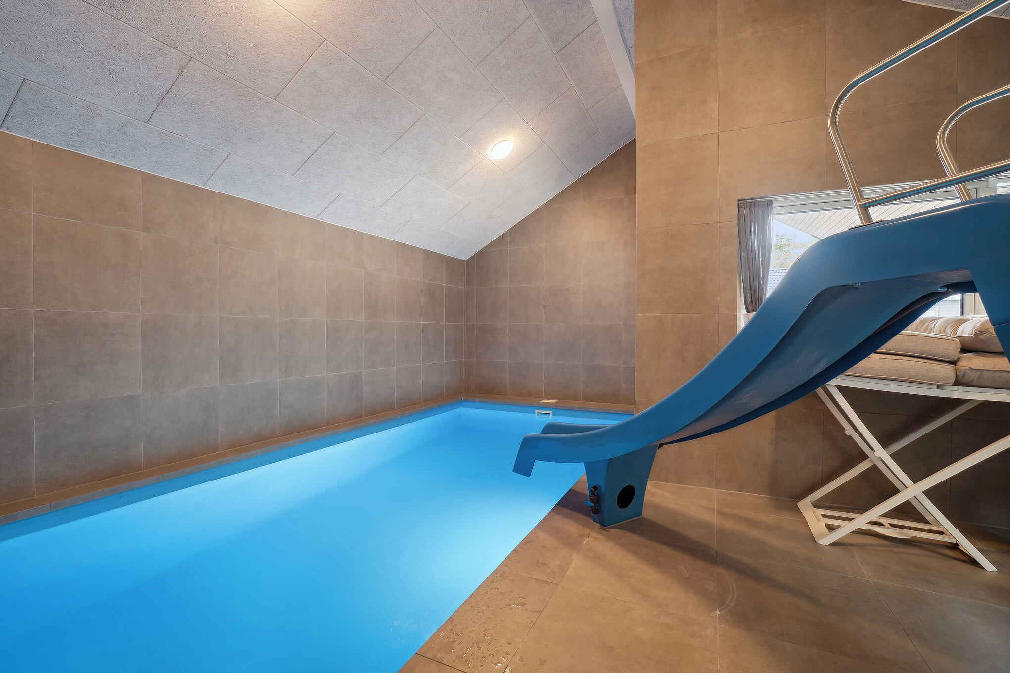 Das Ferienhaus 622 hat einen schicken Poolbereich mit Wasserrutsche, einem geräumigen, eingelassenen Whirlpool und einer Sauna.