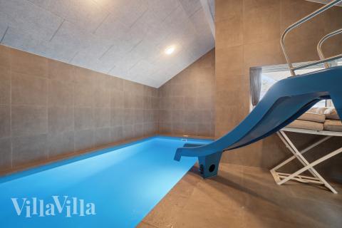 Das Ferienhaus 622 hat einen schicken Poolbereich mit Wasserrutsche, einem geräumigen, eingelassenen Whirlpool und einer Sauna.