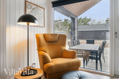 Der große, lichtdurchflutete Aufenthaltsraum im Luxusferienhaus Nr. 622 für 18.