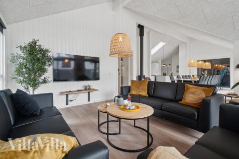 Die Couch im Luxusferienhaus Nr. 622 in Bornholm lädt zu Gesellschaftsspielen oder zu Kinoabenden ein.