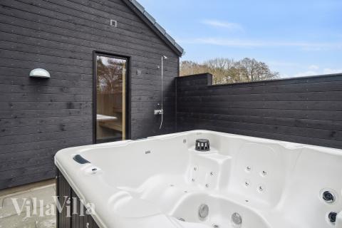 Genießen Sie den warmen Whirlpool im Luxusferienhaus Nr. 622 in Bornholm