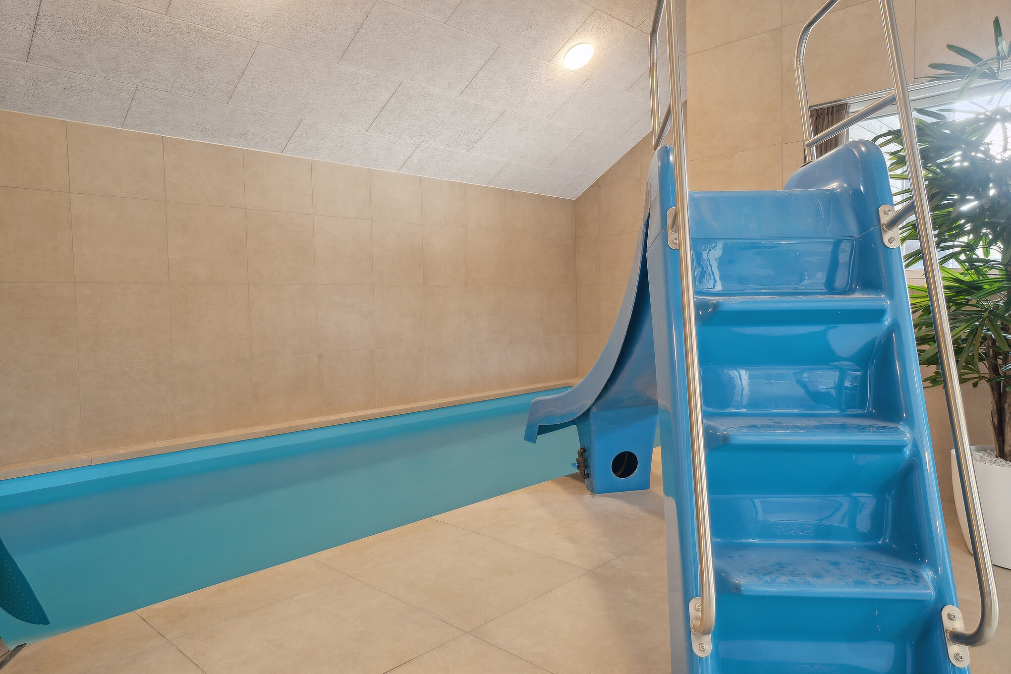 Das Ferienhaus 621 hat einen schicken Poolbereich mit Wasserrutsche, einem geräumigen, eingelassenen Whirlpool und einer Sauna.
