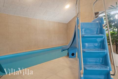 Das Ferienhaus 621 hat einen schicken Poolbereich mit Wasserrutsche, einem geräumigen, eingelassenen Whirlpool und einer Sauna.