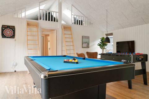 Neben den vielen schönen Stunden, die man im Poolbereich des Hauses verbringen kann, bietet das Luxusferienhaus 621 auch Spielevergnügen bei Billard/Tischtennis und Darts