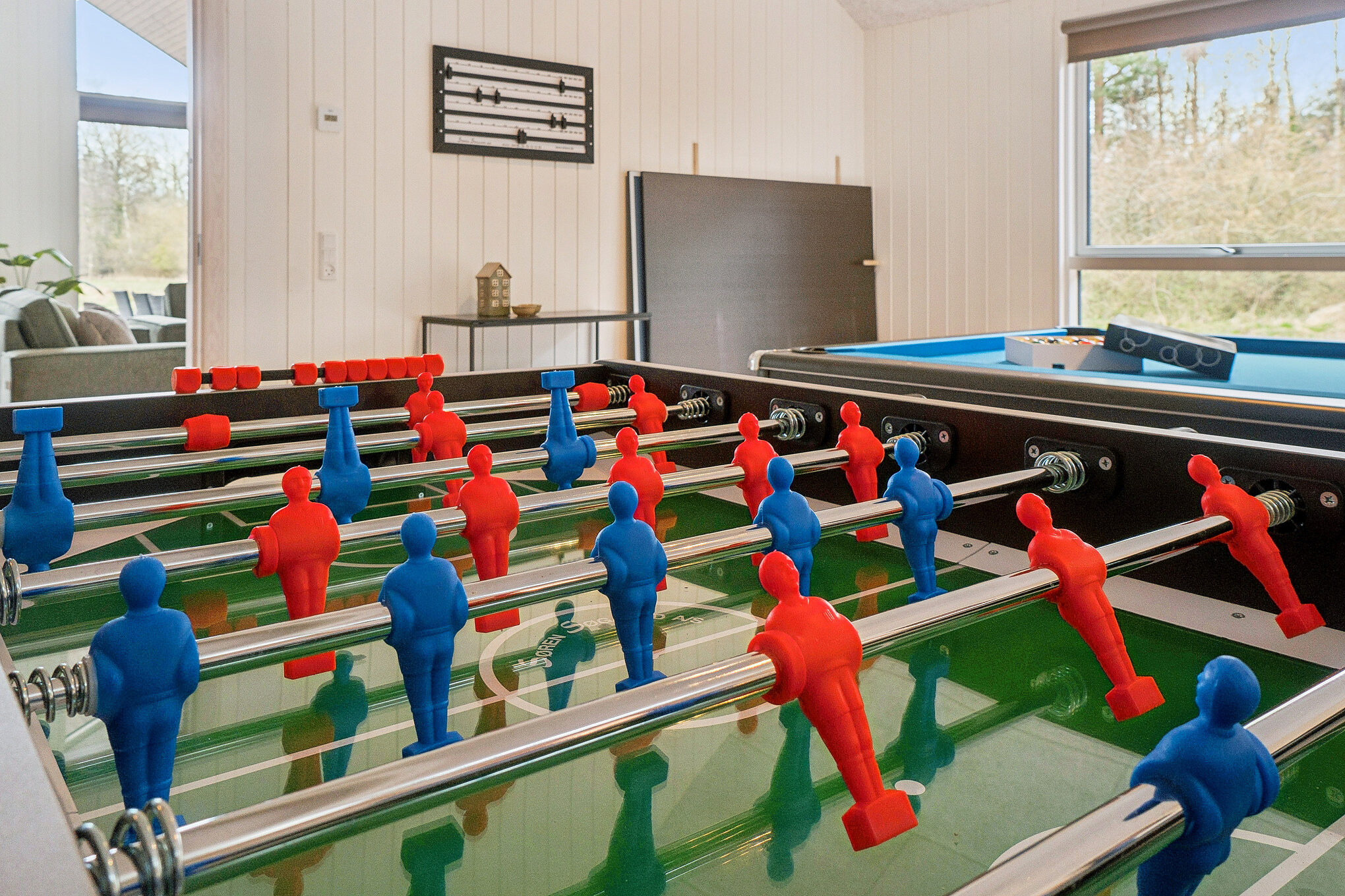 Das Luxusferienhaus 621 für 16 Personen hat einen großen Aktivitätsraum mit u. a. Billard und Darts