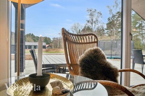 Der große, lichtdurchflutete Aufenthaltsraum im Luxusferienhaus Nr. 621 für 16.