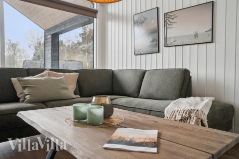 Die Couch im Luxusferienhaus Nr. 621 in Bornholm lädt zu Gesellschaftsspielen oder zu Kinoabenden ein.