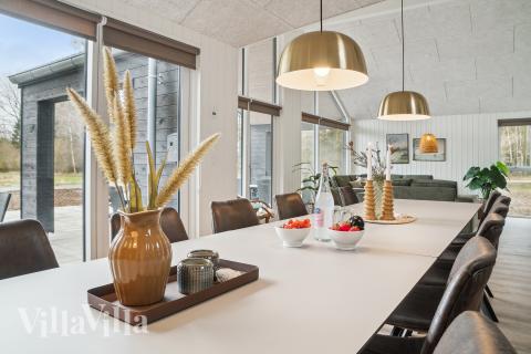 Der Aufenthaltsraum bietet Platz für 16 Personen, wenn ihr das Ferienhaus 621 in Bornholm besucht.