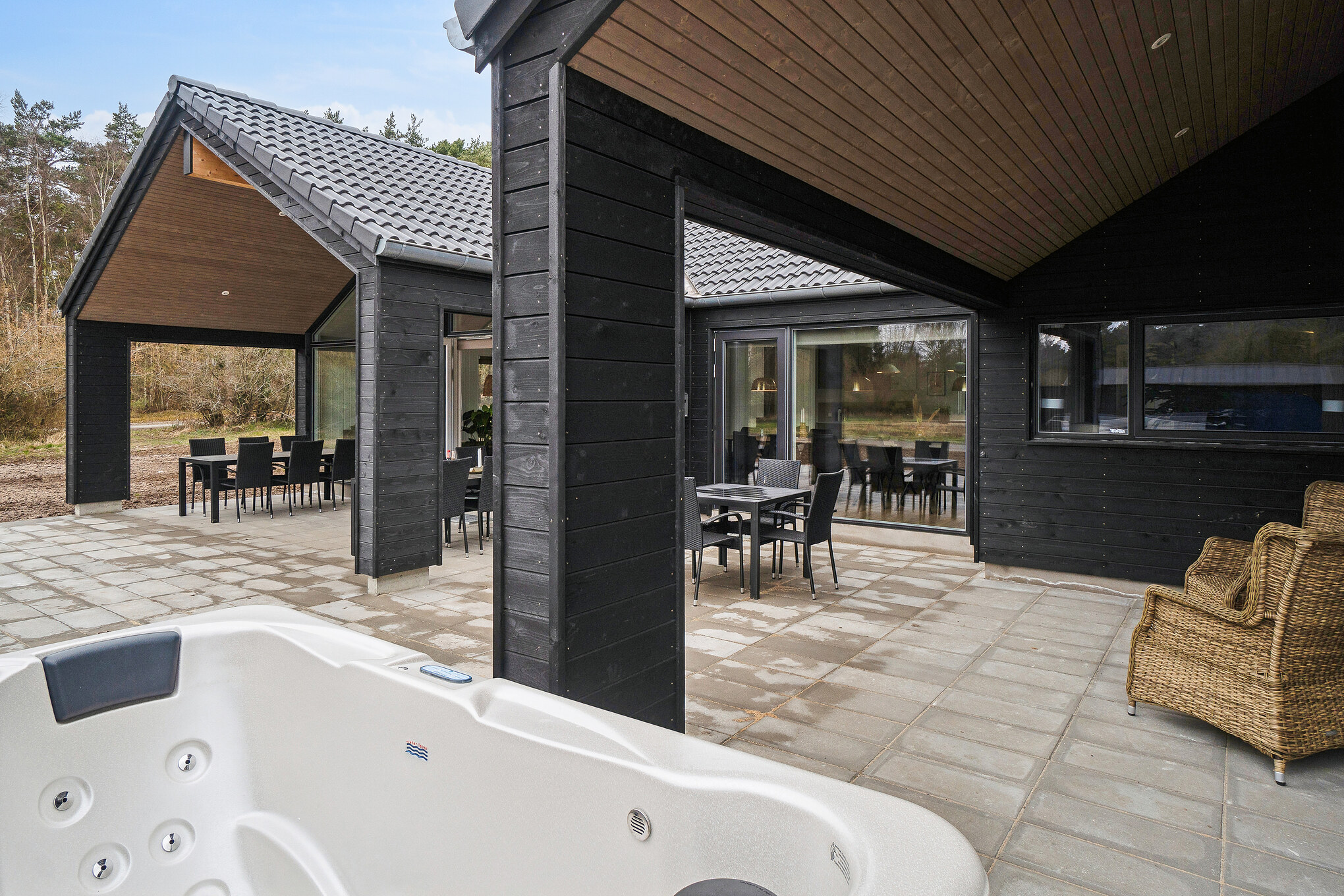 Genießen Sie den warmen Whirlpool im Luxusferienhaus Nr. 621 in Bornholm