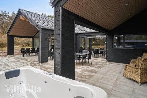 Genießen Sie den warmen Whirlpool im Luxusferienhaus Nr. 621 in Bornholm