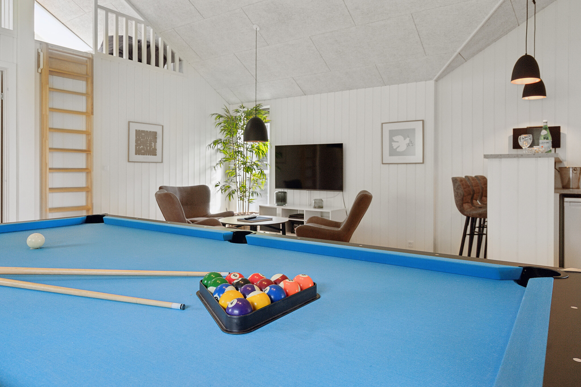 Neben den vielen schönen Stunden, die man im Poolbereich des Hauses verbringen kann, bietet das Luxusferienhaus 668 auch Spielevergnügen bei Billard/Tischtennis und Darts