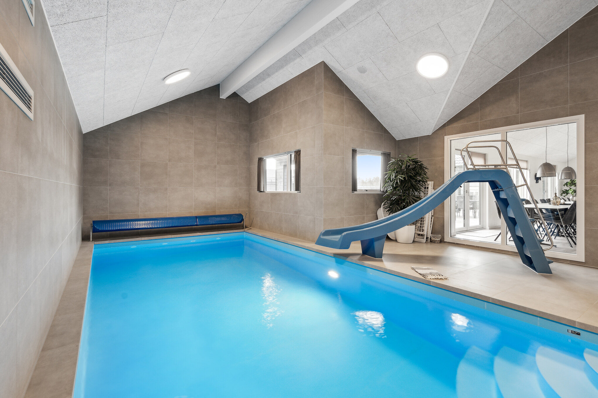 Das Ferienhaus 695 hat einen schicken Poolbereich mit Wasserrutsche, einem geräumigen, eingelassenen Whirlpool und einer Sauna.